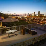 Stunning Apt W Rooftop & Game Room - Sleeps 10