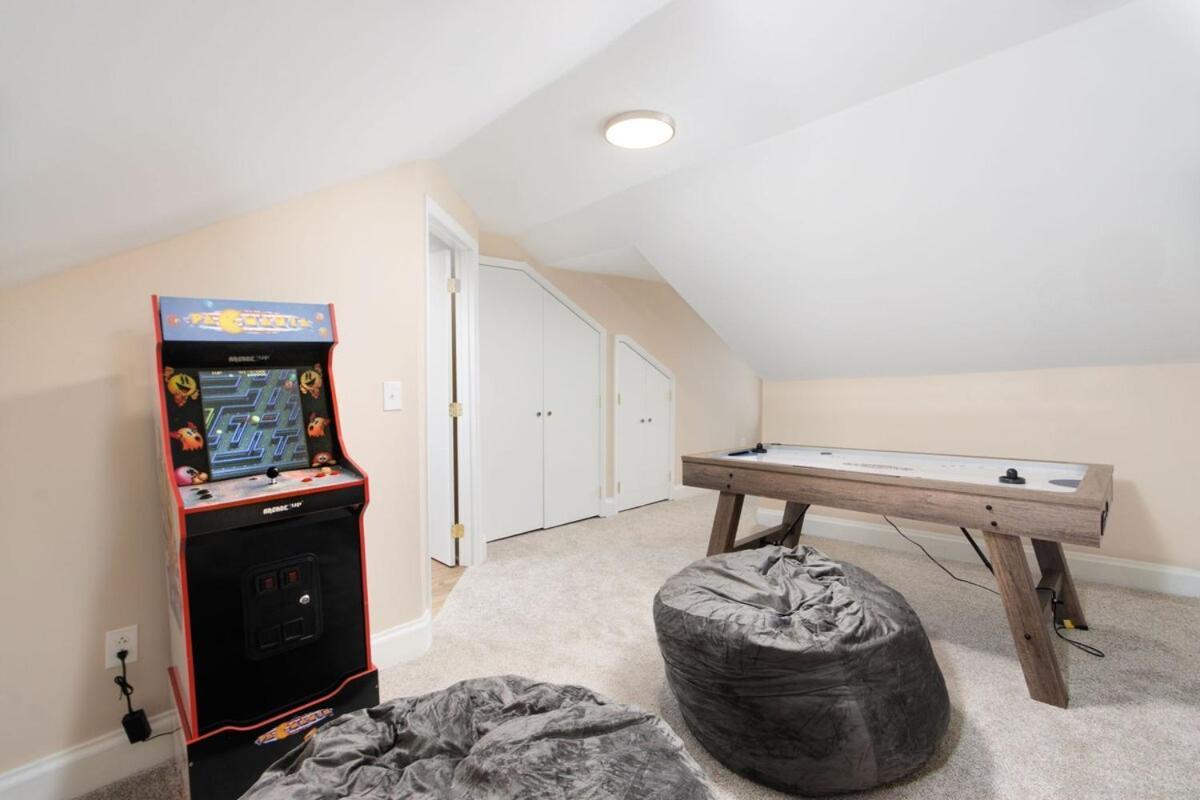Apartment Stunning W Rooftop & Game - Sleeps 10