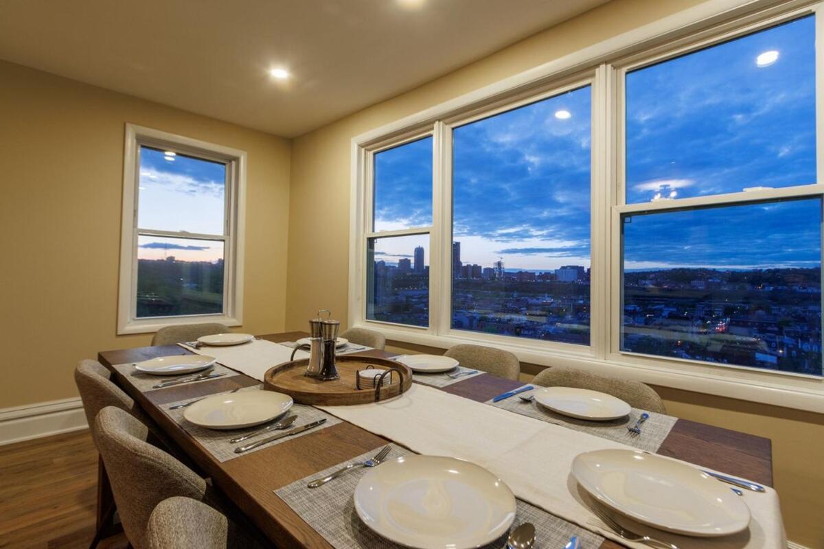 Stunning W Rooftop & Game - Sleeps 10 Apartment *