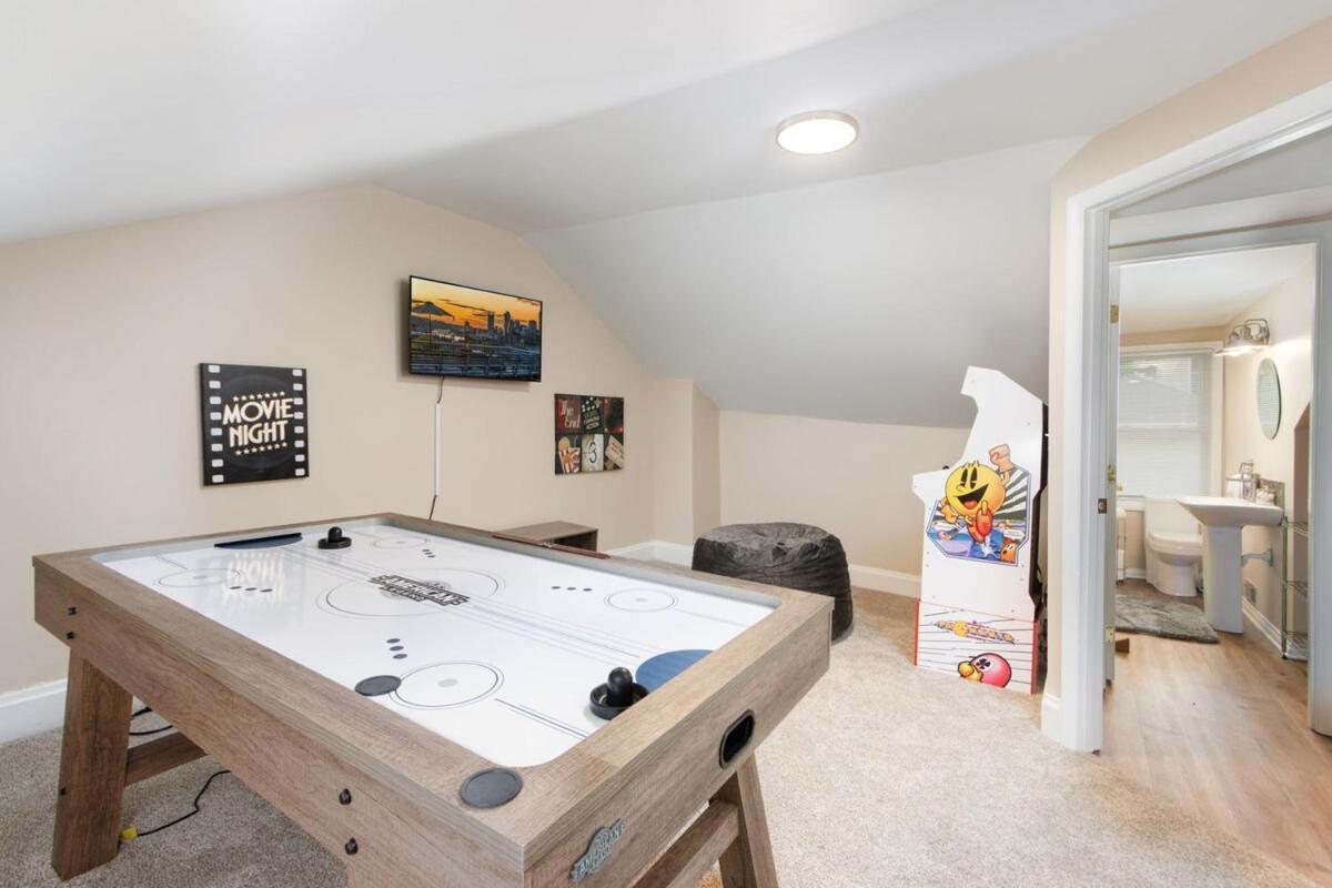 Stunning W Rooftop & Game - Sleeps 10 Apartment