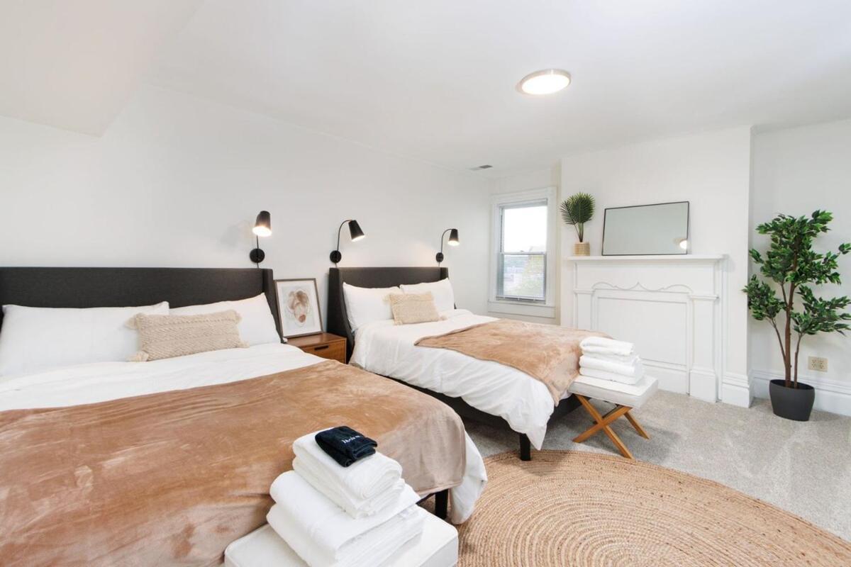 Stunning W Rooftop & Game - Sleeps 10 Apartment *