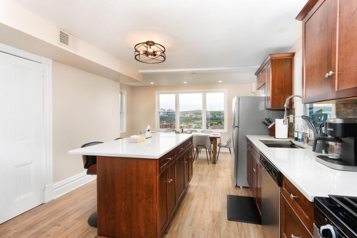 Apartment Stunning W Rooftop & Game - Sleeps 10 *