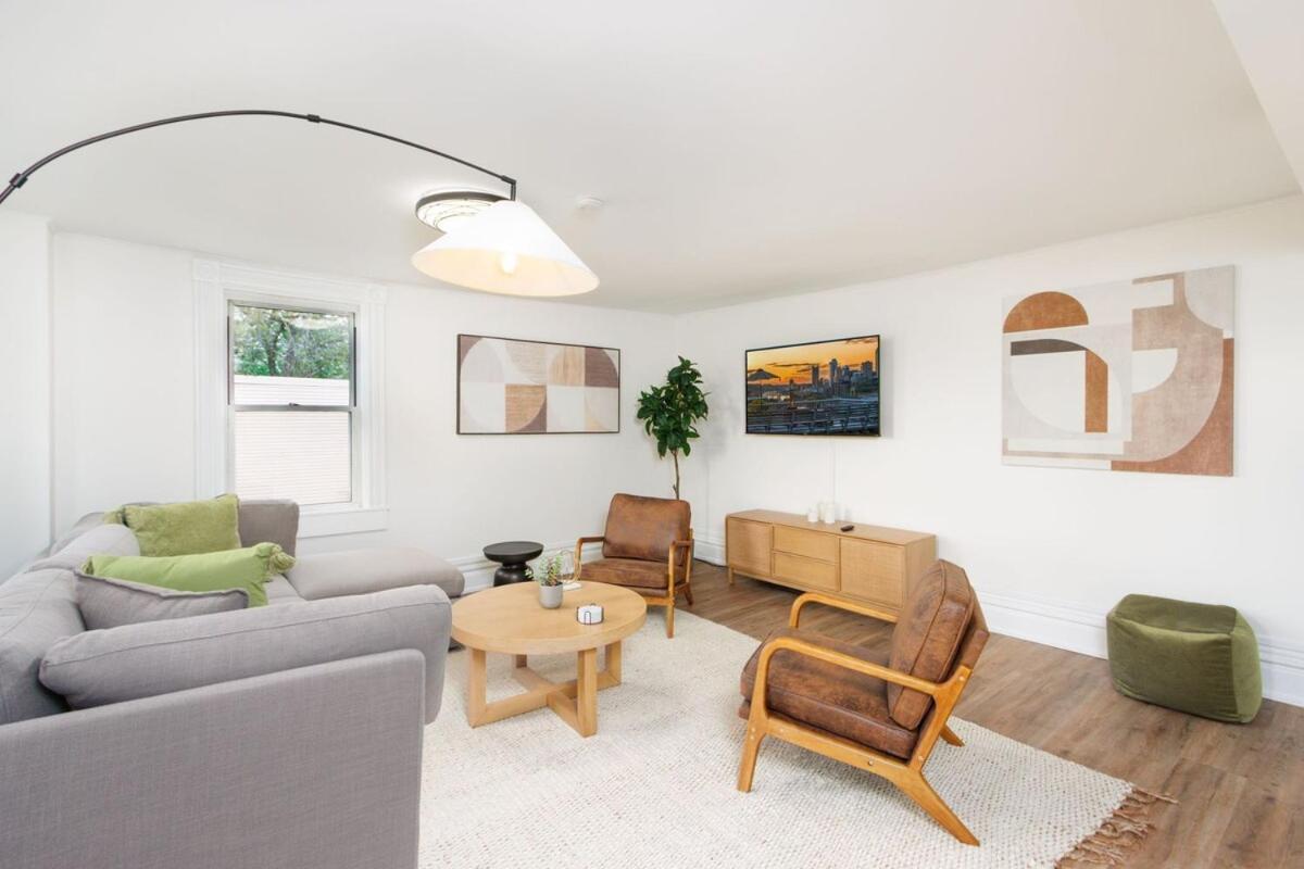 Stunning W Rooftop & Game - Sleeps 10 Apartment